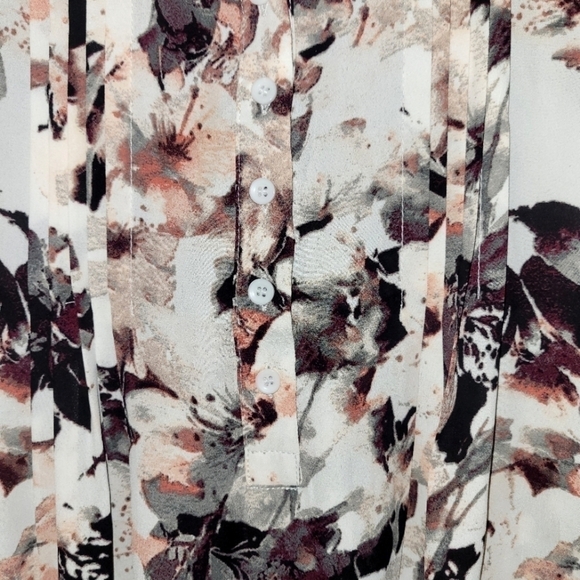 + IN Every Story Floral 3/4 button bell sleeve tunic length tie back top - Picture 5 of 11